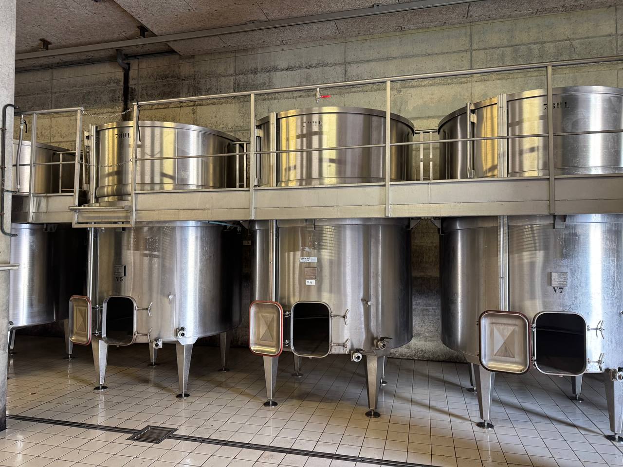 Række af ståltanke i produktionsrummet hos Domaine Charriat
