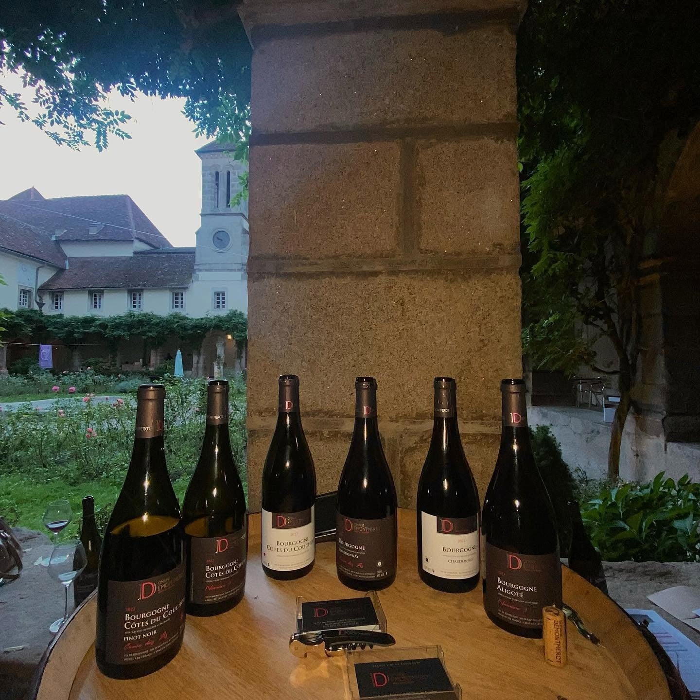 Flasker samlet til smagning ved Domaine Demontmerot