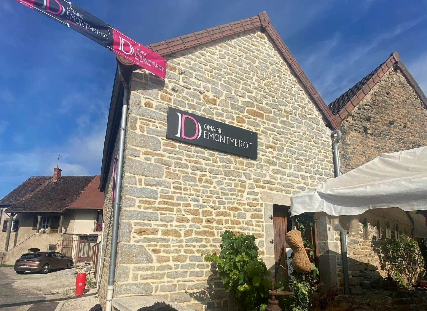 Facaden hos Domaine Demontmerot i Dracy-lès-Couches